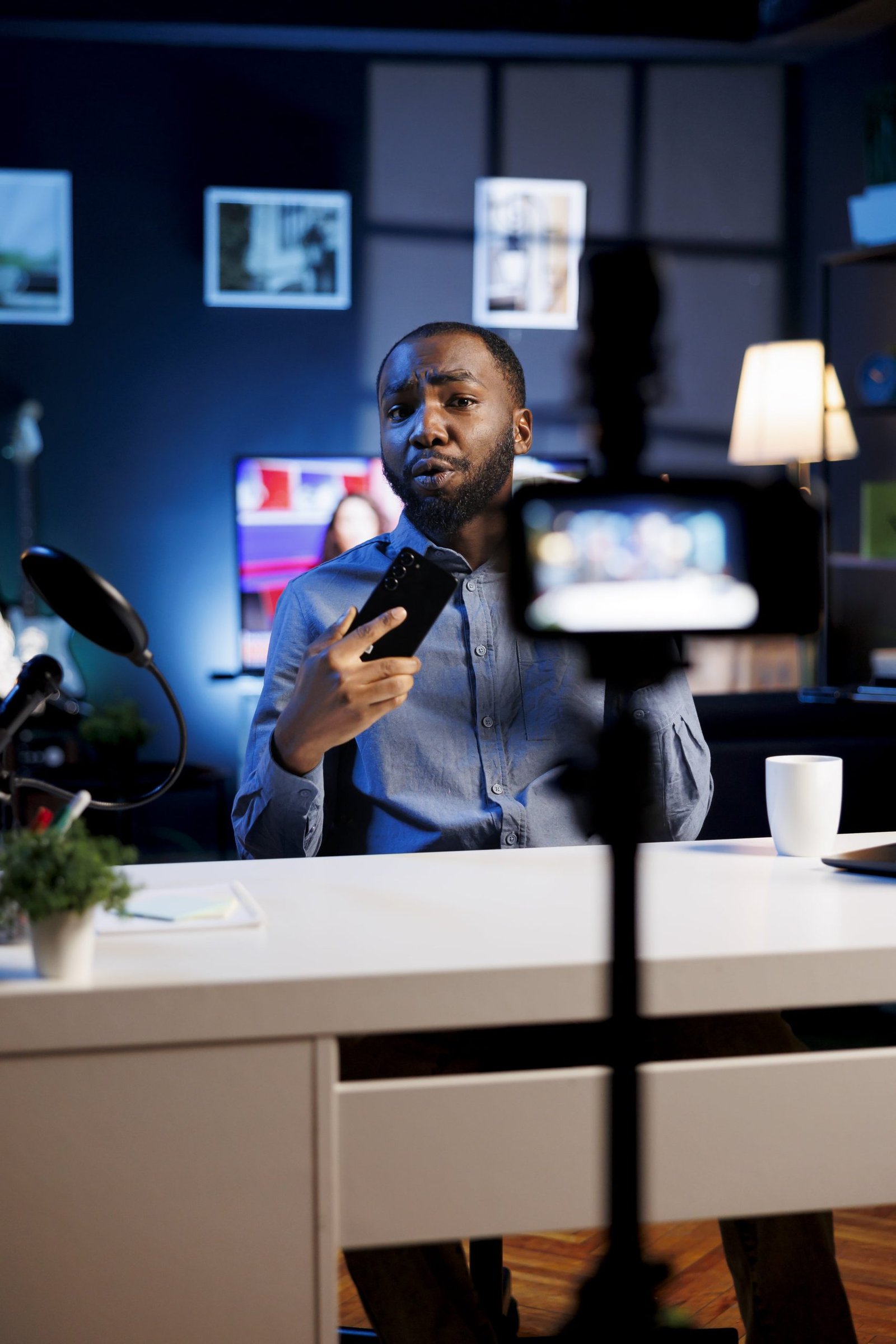 engineer-reviews-smartphone-camera-min
